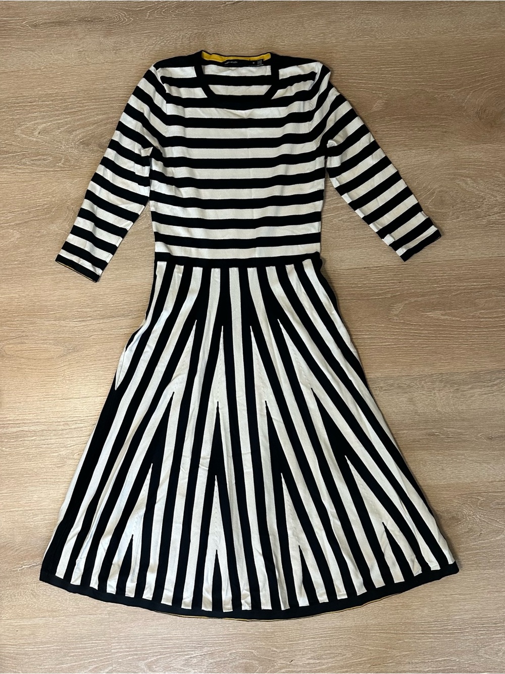 Karen Millen Black White Striped Fit & Flare Midi Dress M Optical Illusion Knit - Picture 3 of 4